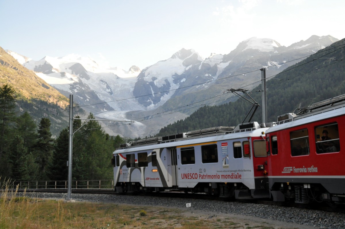 ABe 4/4 Nr.51 und 53 auf der Bernina-Strecke am 27.08.2009. Der Triebwagen 51 trgt die Werbung fr das Weltkulturerbe, das Landwasserviadukt.