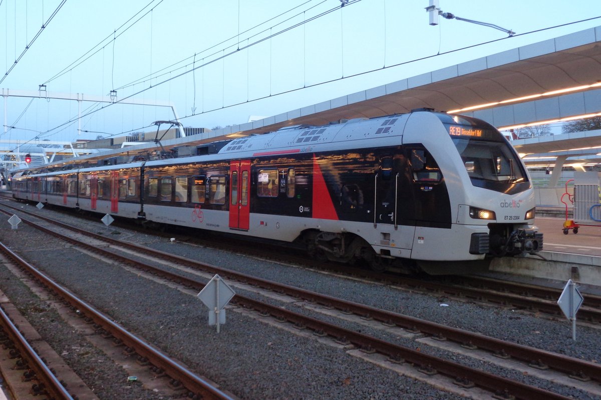 Abellio ET25-2304 steht amMorgen von 8 Jnner 2018 in Arnhem Centraal. 