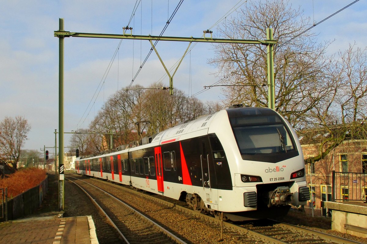 Abellio ET25 2304 verlsst Arnhem-Velperpoort am 1 Dezember 2017.