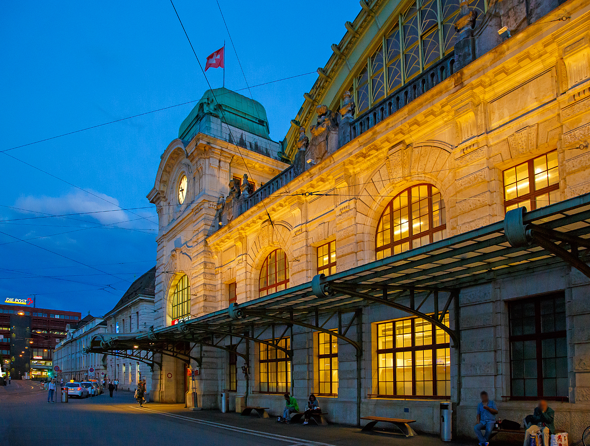 Abendliche Ansicht auf das Empfangsgebäude Bahnhof Basel SBB am 21.05.2018.