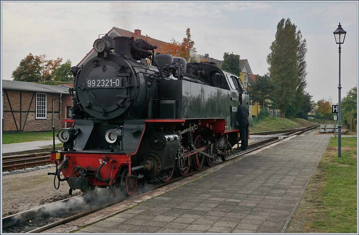 Abgekuppelt umfährt die Molli 99 2321-0 ihren Zug. 
Kühlungsborn West, den 28. Sept. 2017