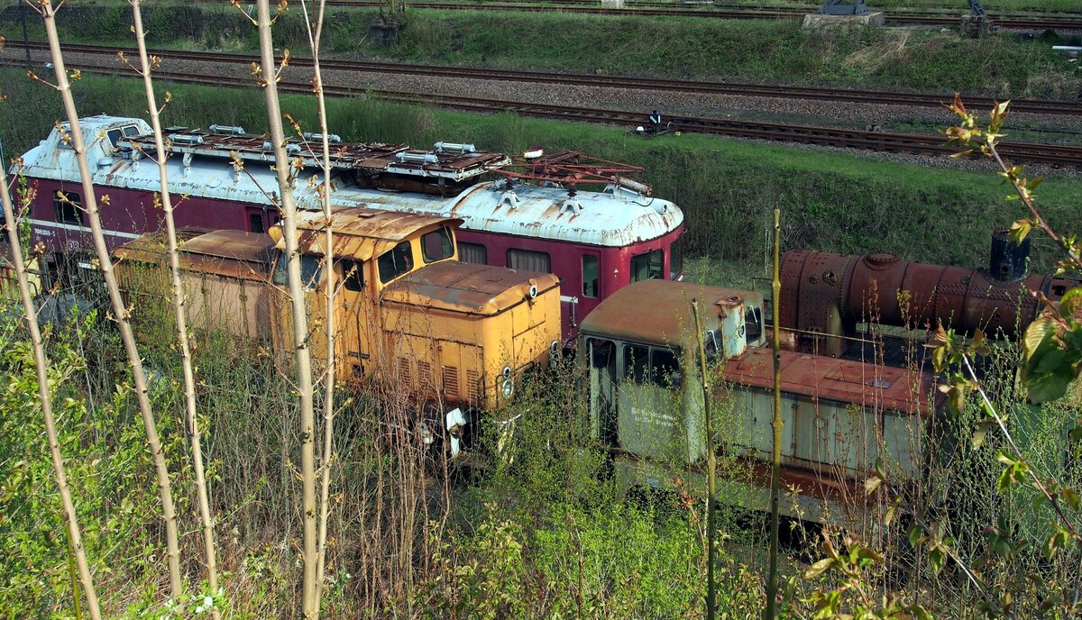 Abstellgruppe im Sächsischen Eisenbahnmuseum in Chemnitz am 19.04.2017. Zu sehen sind Turmtriebwagen 708 208-5; Diesellok 106 und eine zweiachsige Diesellok BR 102 der Stadt Dresden.