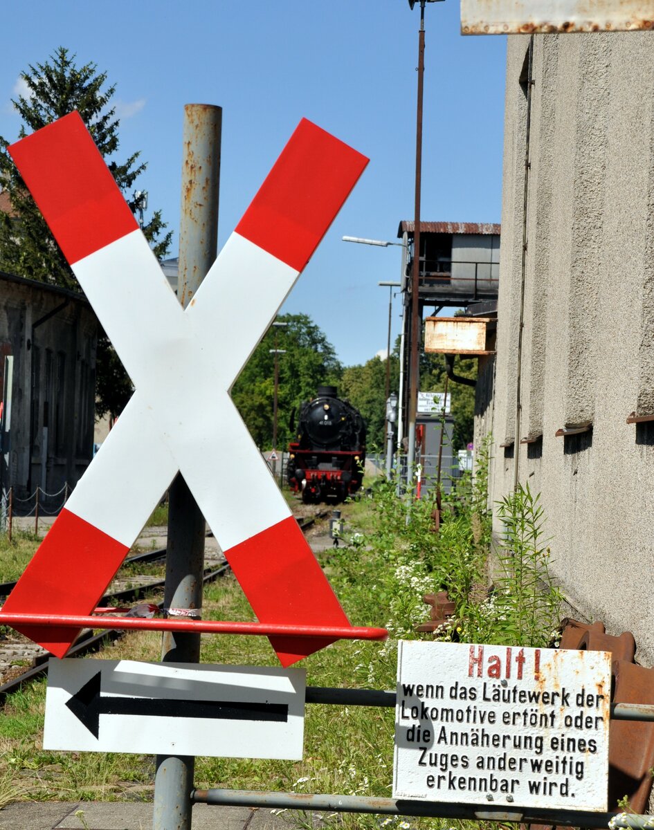 Achtung Zugverkehr Fußwegkreuzung im Bahnpark Augsburg am 26.06.2022. Im Hintergrund steht die 41 018.