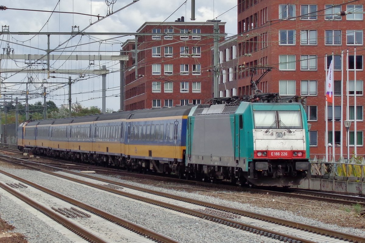 Alpha 186 226 schiebt ein IC-Direct aus Breda aus am 24 Augustus 2018.