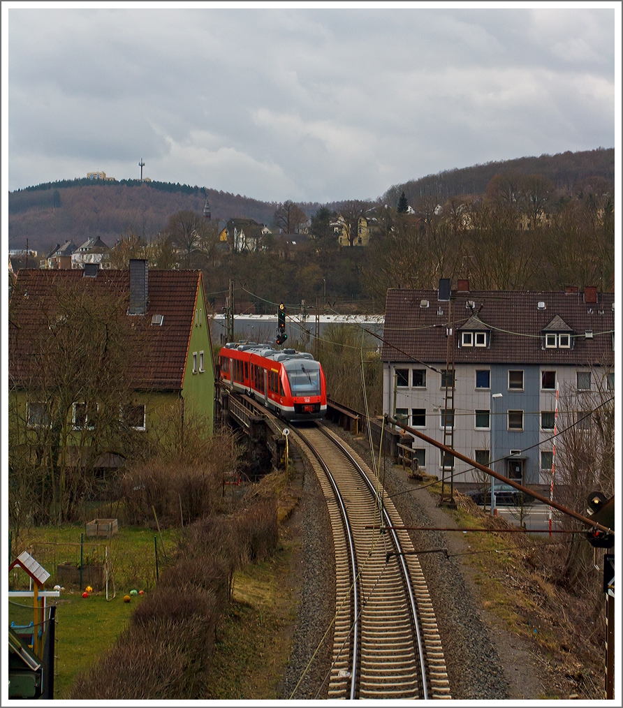Als Nachschuss - 
Der Dieseltriebwagen 648 206 / 706 ein Alstom Coradia LINT 41 der DreiLänderBahn  als RB 95 (Dillenburg-Siegen-Au/Sieg) erreicht gleich (15.03.2014) den Hbf Siegen, er hatte gerade den eingleisigen Girsberg-Tunnel (732 m lang) verlassen. 

