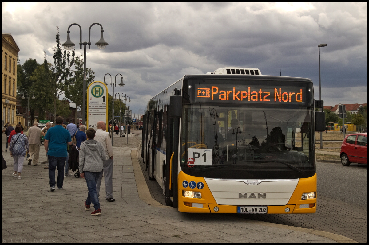Als Shuttle-Bus zum P+R Parkplatz Nord war am 25.08.2018 der MAN Lion's City von mobus Märkisch-Oderland Bus GmbH wärend des Brandenburg-Tag in Wittenberge im Einsatz. Der Bus stand hier an der Haltestelle Bahnhof Wittenberge (MOL-RV 22).