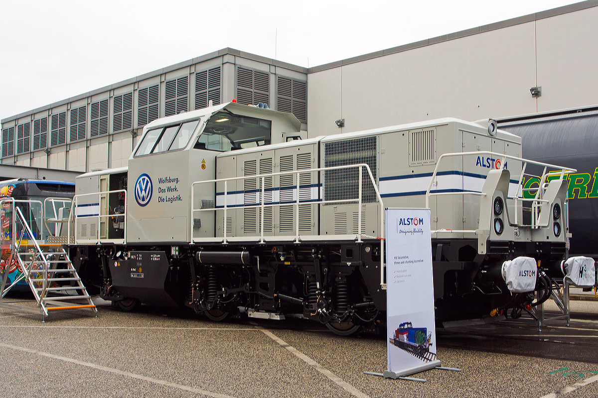 Alstom prsentierte am Freigelnde auf der Inno Trans 2014 in Berlin (hier 26.09.2014) die neue Alstom H3 als Hybrid-Variante fr das Volkswagenwerk in Wolfsburg. 

Die Lok wurde 2014 von der Alstom Lokomotiven Service GmbH in Stendal (ex RAW Stendal) unter der Fabriknummer H3-00003 gebaut und hier auf der InnoTrans 2014 prsentiert. Im Juni 2015 erfolgte nach der Zulassung durchs EBA und Vergabe der Nummer 90 80 1002 003-4 D-ALS die Auslieferung an V.A.G. Transport GmbH & Co. OHG, Werk Wolfsburg (VW). 

Die Alstom Lokomotiv-Plattform fr Rangier- und Streckeneinstze ermglicht den Betreibern neue und uerst flexible betriebliche Konzepte bei hchstem Umweltstandard zu wirtschaftlichen Gesamtkosten. Mit einem minimal befahrbaren Gleisbogenradius von 60 Metern und einer Hchstgeschwindigkeit von 100 km/h sind alle Lokomotiven berwiegend fr den Rangier- und leichten Streckenbetrieb ausgelegt. Die Kunden knnen abhngig von ihrem Einsatzprofil auf einer identischen Lokomotivplattform zwischen unterschiedlichen Modulen zur Energieerzeugung/-speicherung whlen: Von der reinen Akkulokomotive, einer Hybridversion mit einem Generator und Batterie, einer Lokomotive mit zwei Generatoren und Start-Stopp-Technik bis hin zu einer Bauform mit einem 1000 kW-Generator. 

Die Plattform verfgt generell ber gleiche Fahrzeugrahmen mit drei einzeln ber Drehstrommotoren angetriebene, bogengenau gesteuerte Radstze. Alle Lokomotivtypen weisen identische Bremsausrstung, Leistungselektronik und Leittechnik-Plattform auf. Die H3 Lokomotive wird mit einer vollstndigen Zulassung des Eisenbahn Bundesamtes im Jahr 2015 lieferbar sein. Eine Betriebserlaubnis nach BOA ist optional mglich. Nach der Zulassung in Deutschland wird die H3 Plattform auch in anderen Lnderspezifikationen erhltlich sein.

Das Fahrwerk stellt eine technologische Besonderheit der H3 Lokomotiv-Plattform dar: Drei zur Fahrzeugmitte symmetrisch angeordnete Radstze mit einem ungewhnlich langen Achsabstand von 3,2 Metern. Mglich wird dieses durch eine spezielle hydraulische Koppelung der Radstze, die eine bogengenaue Drehung der Endradstze und Querverschiebung der Mittelachse erwirkt. Die bogengenaue Einstellung der Radstze reduziert die Kosten fr die Wartung und Instandhaltung der Radstze und bewirkt in Rangierbereichen ohne Spurkranzschmierung eine Reduktion des Schienenkopfverschleies auf ein Minimum.

Alstom bietet folgende vier verschiedene Varianten an, die alle auf einer identischen Plattform basieren:

600 kW Batterie Lokomotive
Die reine Batterieversion ist mit zwei leistungsstarken Akkustzen ausgestattet, die eine Maximalleistung von 600 kW erreichen knnen. Sie wurde fr den leichten und emissionsfreien Rangierdienst entwickelt. Die Batterien sind in Ihrer Kapazitt begrenzt, knnen aber durch erneuerbare Energiequellen wieder aufgeladen werden. Die Anfahrtszugkraft ist mit 240 kN vergleichbar mit allen anderen H3-Varianten.

700 kW Hybrid Lokomotive (wie diese hier)
Die H ist mit einem 350 kW Dieselgenerator und einer Batterie ausgestattet. Sie ist vor allem fr den schweren Rangierdienst geeignet. Ein auergewhnlich wirtschaftlich- und umweltfreundlicher Dieselgenerator ldt die Batterie und kann ebenfalls direkt den elektrischen Motor zu Spitzenlasten betreiben. Bei Teilbelastung luft die Lokomotive batteriebetrieben und spart somit im Vergleich zu anderen, herkmmlichen Lokomotiven 30 - 50 % Dieseltreibstoff ein.

700 kW DualEngine Lokomotive
Zustzlich bietet Alstom eine DualEngine Variante, welche je nach Anforderungen, besonders fr eine Kombination aus Strecken- und Rangierdienst geeignet ist. Zwei Motoren, mit gleicher Leistung erlauben fr eine flexible Energiehandhabung, und eine Leistung von bis zu 700 kW. Bei einer Teilbelastung arbeitet die Lokomotive mit nur einem Generator und spart somit im Vergleich zu einer herkmmlichen SingleEngine Diesel-Hydraulic Lokomotive 15 % Diesel.

1000 kW SingleEngine Lokomotive
Die vierte Variante ist eine 1000 kW SingleEngine Lokomotive. Dieser Lokomotiventyp ist weltweit die erste Lokomotive ihrer Art, die mit 3 Achsen eine Hchstgeschwindigkeit von 100 km/h erreicht. Deshalb ist diese Lokomotive die flexibelste in ihrer Leistungsklasse und spart berdies bis zu 8% Diesel ein und kann nicht nur im leichten Streckendienst, sondern auch im Rangierbetrieb uneingeschrnkt eingesetzt werden.

Entwickelt wurden die Loks bei ALTOM in Stendal, wo sie auch gebaut werden.

Technische Daten der H3 - 700 kW Hybrid
Spurweite:  1.435 mm
Achsformel: A’AA’
Lnge: 12.800 mm
Achsenabstand: 3.200 mm (2x)
Raddurchmesser: 1.000 mm (neu) / 920 mm (abgenutzt)
Breite: 3.080 mm
Dienstgewicht: 67,5 t
Nennleistung: 700 kW (Bei gleichzeitiger Nutzung von Batterie und Diesel)
Anfahrzugkraft: 240 kN
Maximale Radsatzlast: 22,5 t
Kleinster Bogenradius: 60 m
Tankvolumen : 2.000 l
Als Batterien werden Nickel-Cadmium-Akkumulatoren verwendet.

Quelle: Alstom Lokomotiven Service GmbH, Stendal
