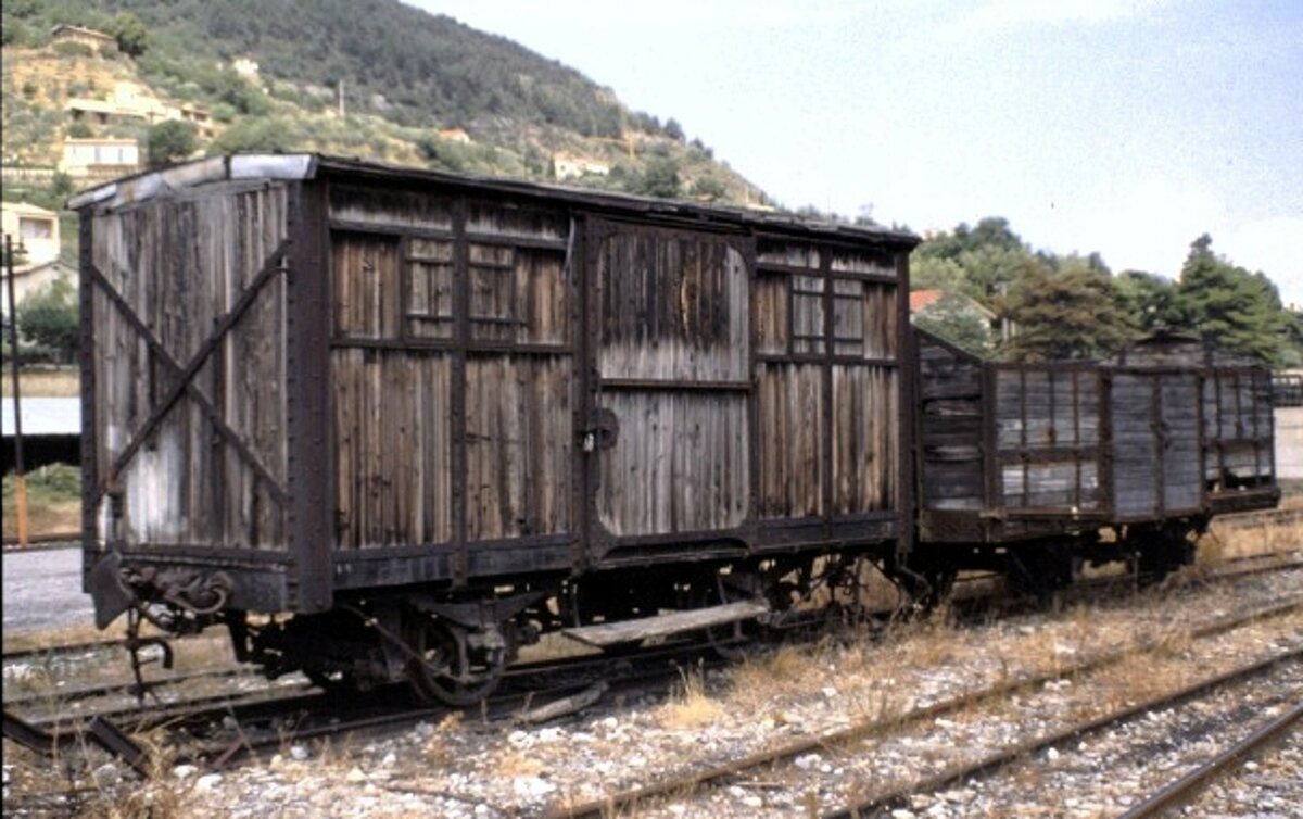 Alte Schmalspur-Gterwagen im Bahnbereich Digne am 17.08.1979.