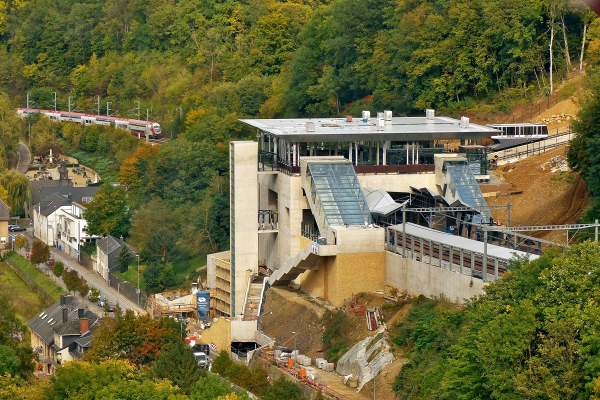 Am 04.10.2017 befand sich die Eisenbahnhaltestelle Pfaffenthal – Kirchberg noch im Bau. Ab dem 10.12.2017 ist sie eine viel benutzte Verbindung ber die Standseilbahn mit dem Kirchberg. (Jeanny)