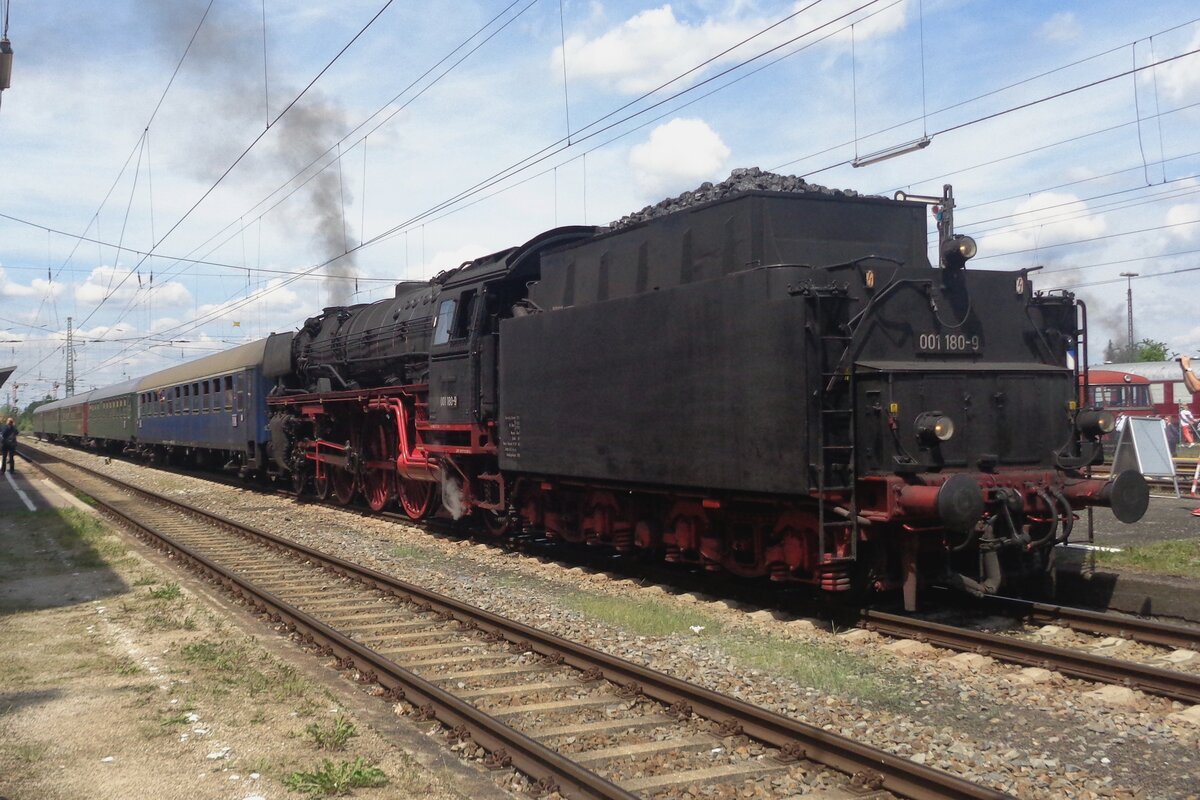 Am 1 Juni 2019 steht ein Dampfzug mit 01 180 in Nördlingen.