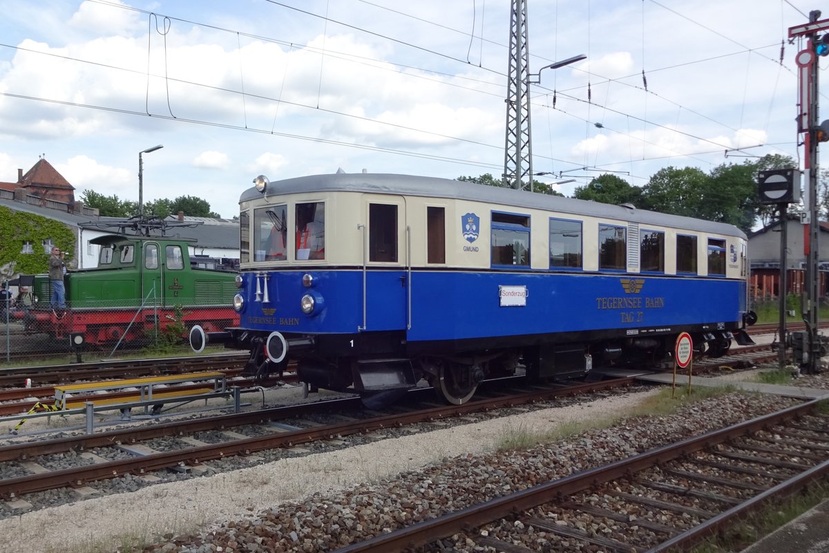 Am 1 Juni 2019 treft die gerade restaurierter Trossinger Bahn 27 in Nördlingen ein.