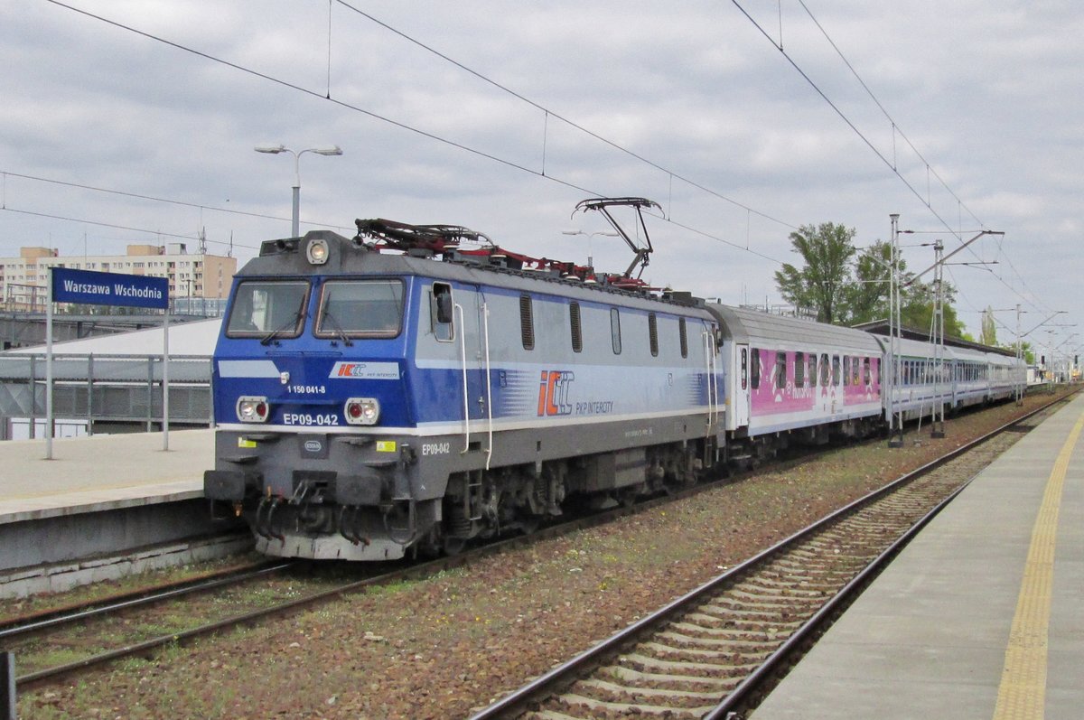 Am 1 Mai 2016 steht EP09-042 in Warszawa Wschodnia.
