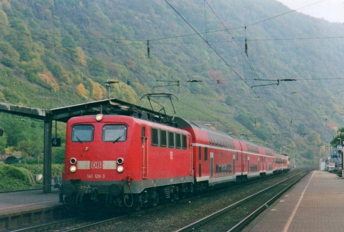 Am 1 Oktober 2002 hält 141 126 in Cochem.