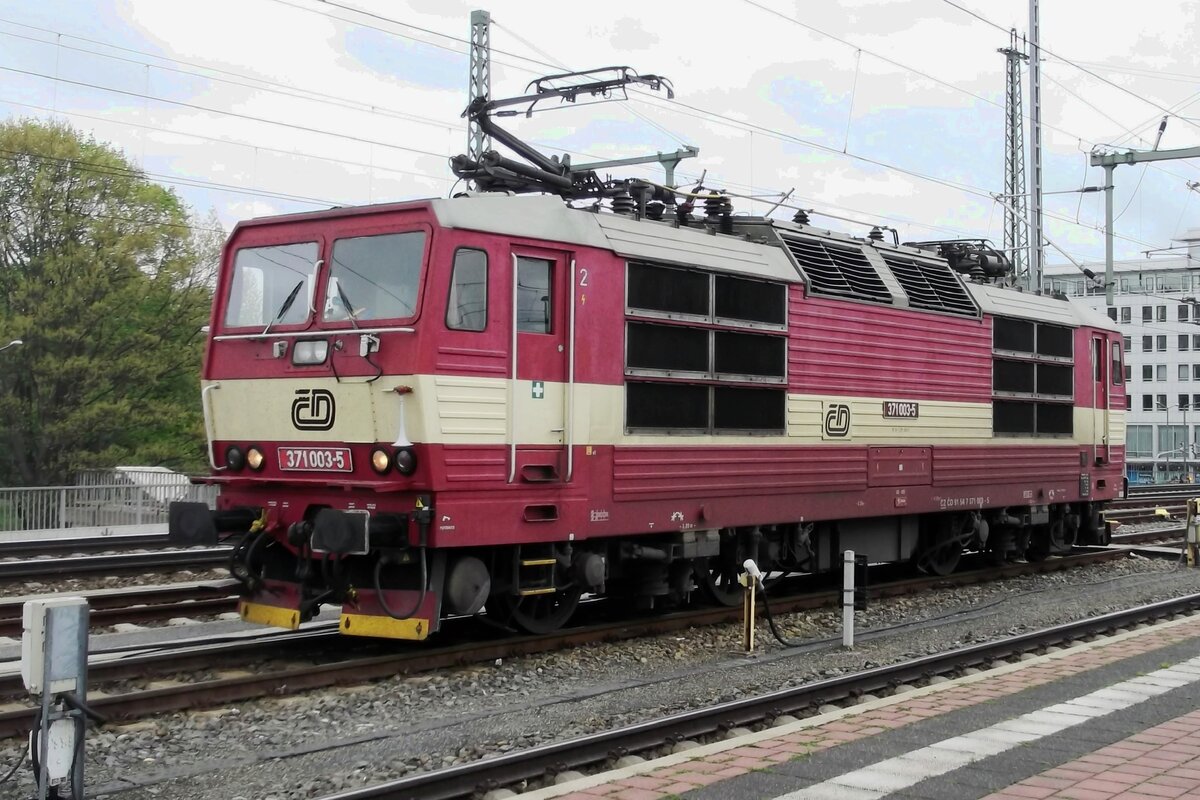 Am 10 April 2014 steht CD 371 003 in Dresden Hbf.