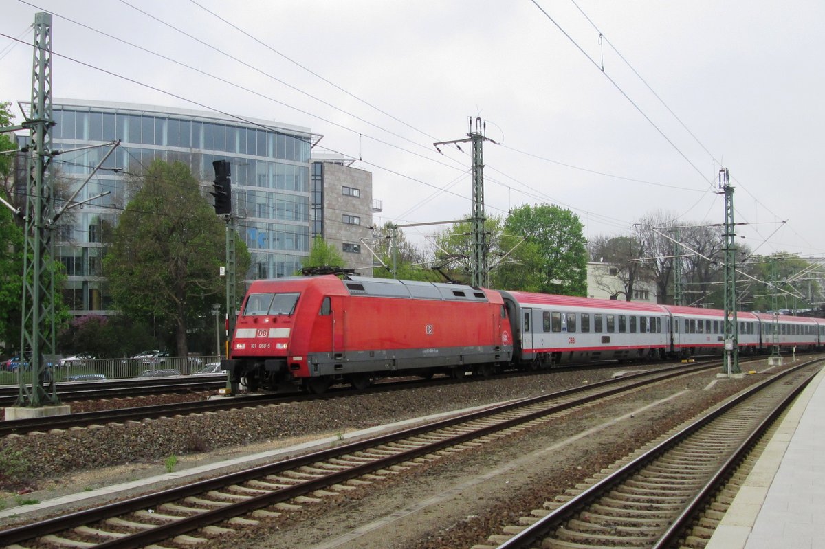 Am 10 April 2014 treft 101 068 mit ein EC nach Prag in Dresden Hbf ein. 