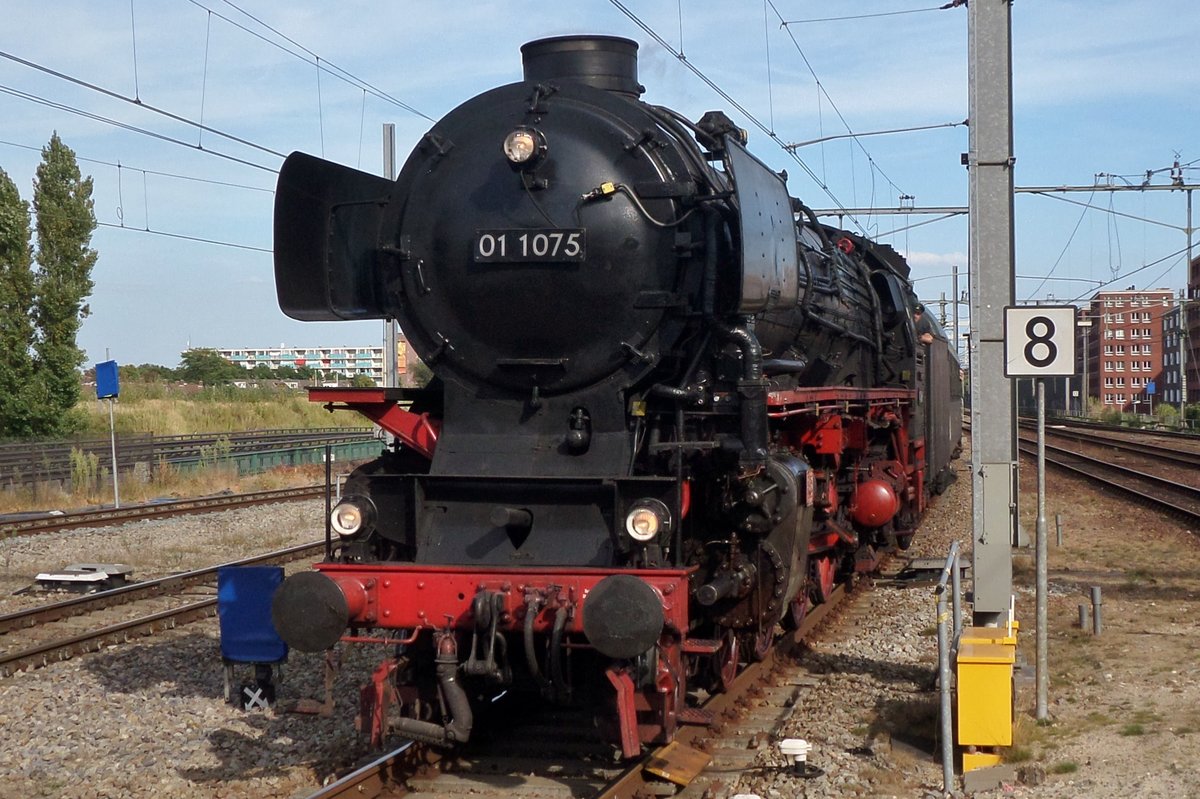Am 10 September 2015 treft 01 1075 samt Sonderzug in Breda (NL) ein.