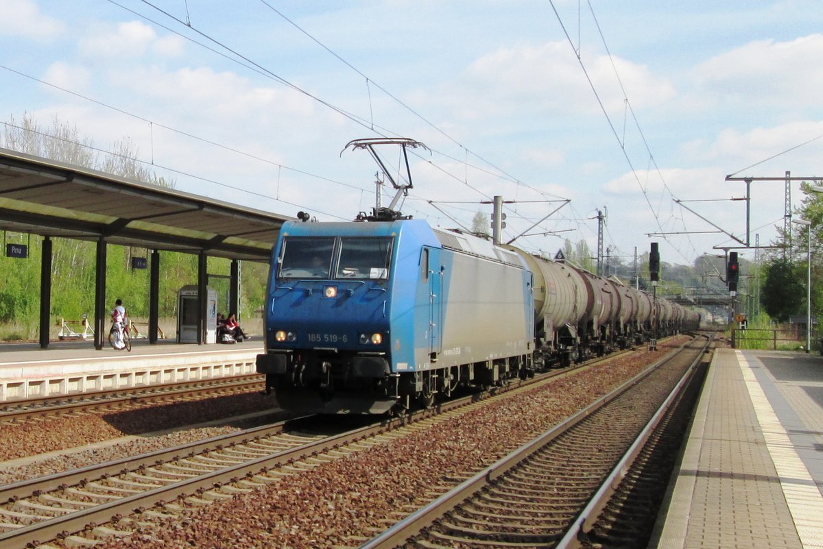 Am 11 April 2014 schlept 185 519 ein Kesselwagenzug durch Pirna.