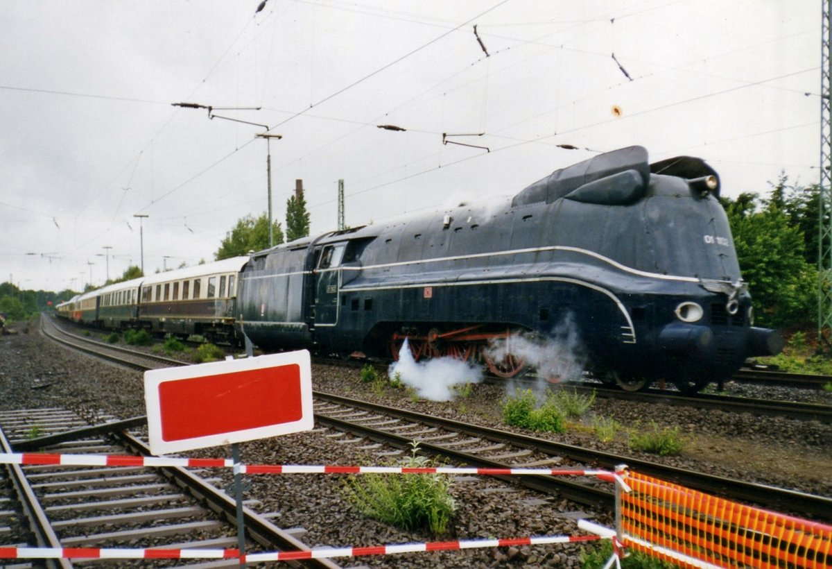 Am 12 Augustus 1997 treft der Rheingold mit 01 1102 in Rheydt-Odenkirchen ein. 