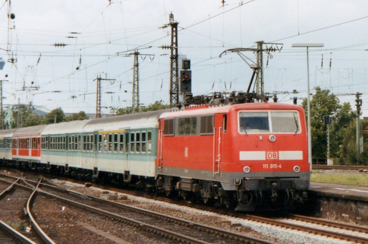 Am 13 April 2001 schiebt 111 015 ein RB aus Köln Deutz. 