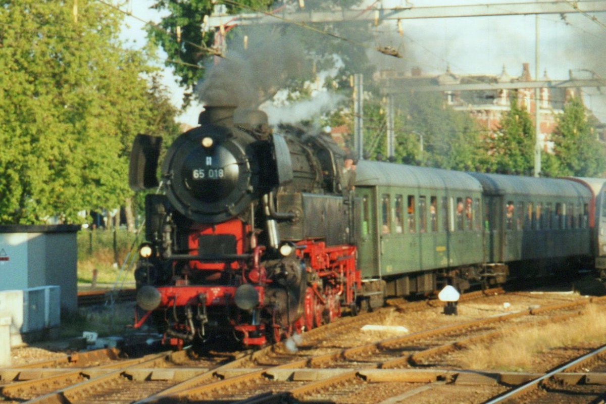 Am 13 Augustus 2006 treft ein Sonderzug mit 65 018 in Venlo ein. 