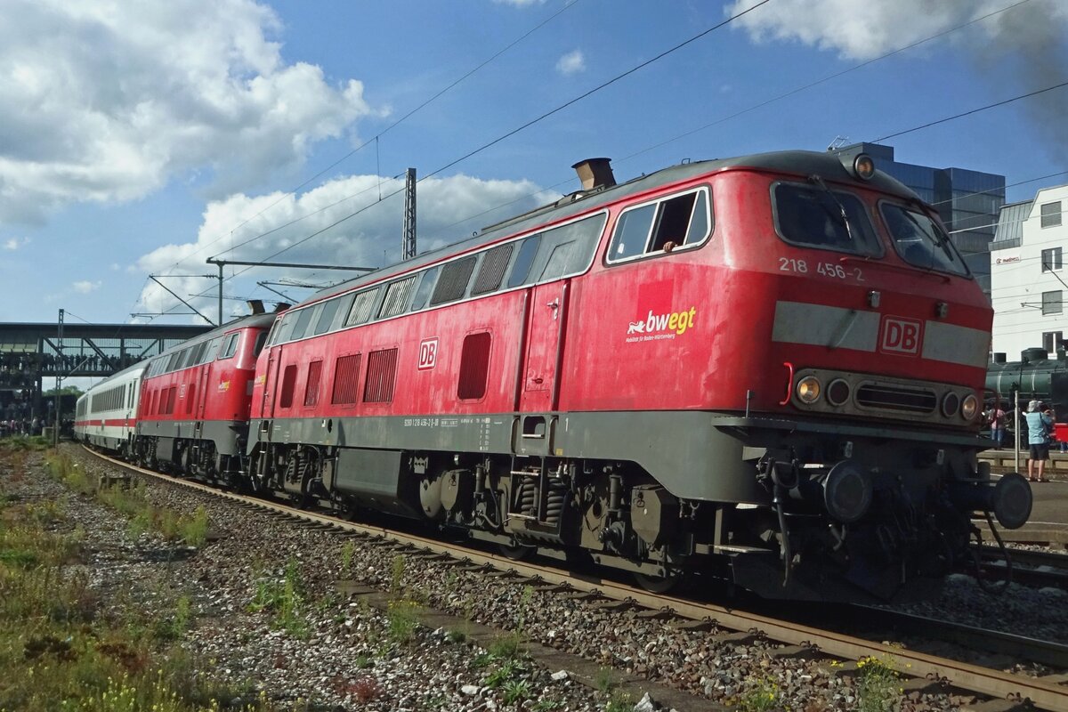 Am 14 September 2019 verlasst 218 456 mit einer IC Goppingen und wird vom Bahnsteig fotografiert.