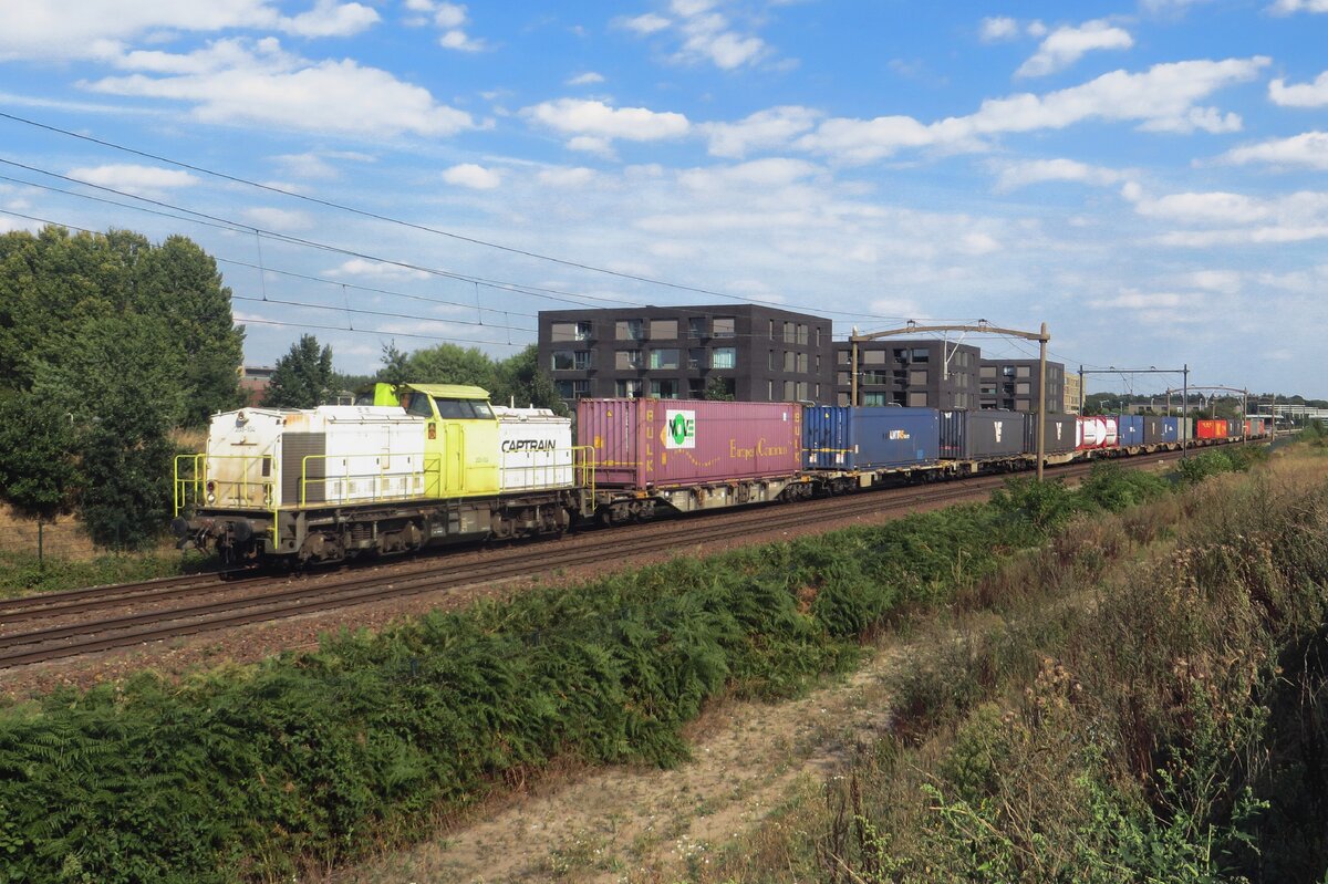 Am 15 Juli 2022 schleppt CapTrain 203-104 ein KLV durch Tilburg-Reeshof.