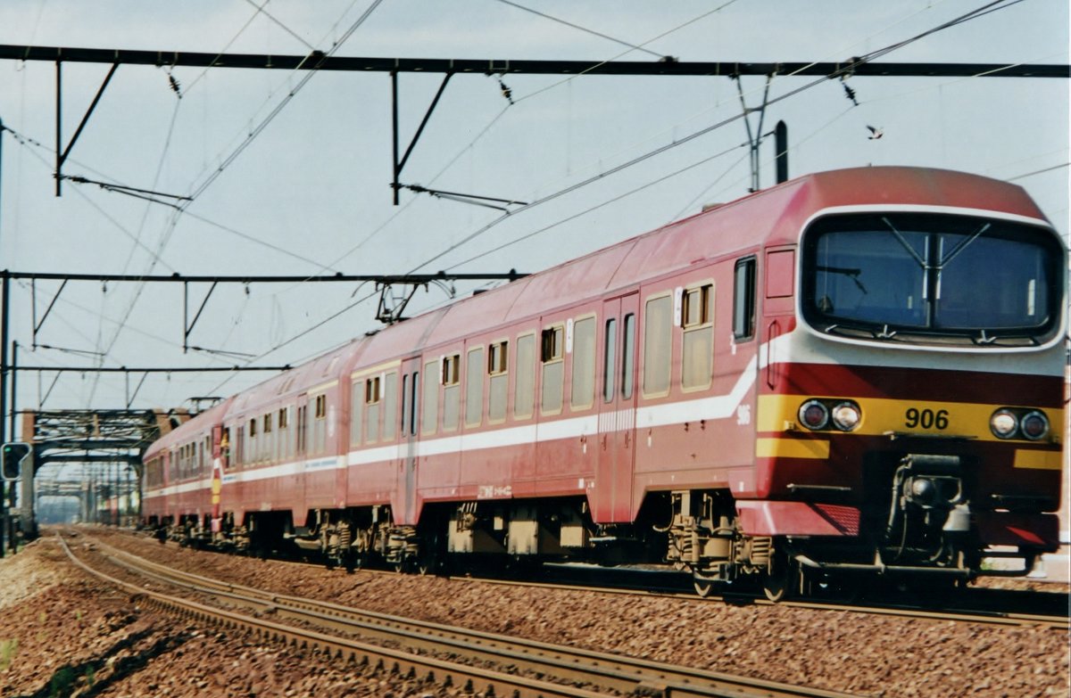 Am 15 Mai 2002 hält NMBS 906 in Antwerpen-Dam.