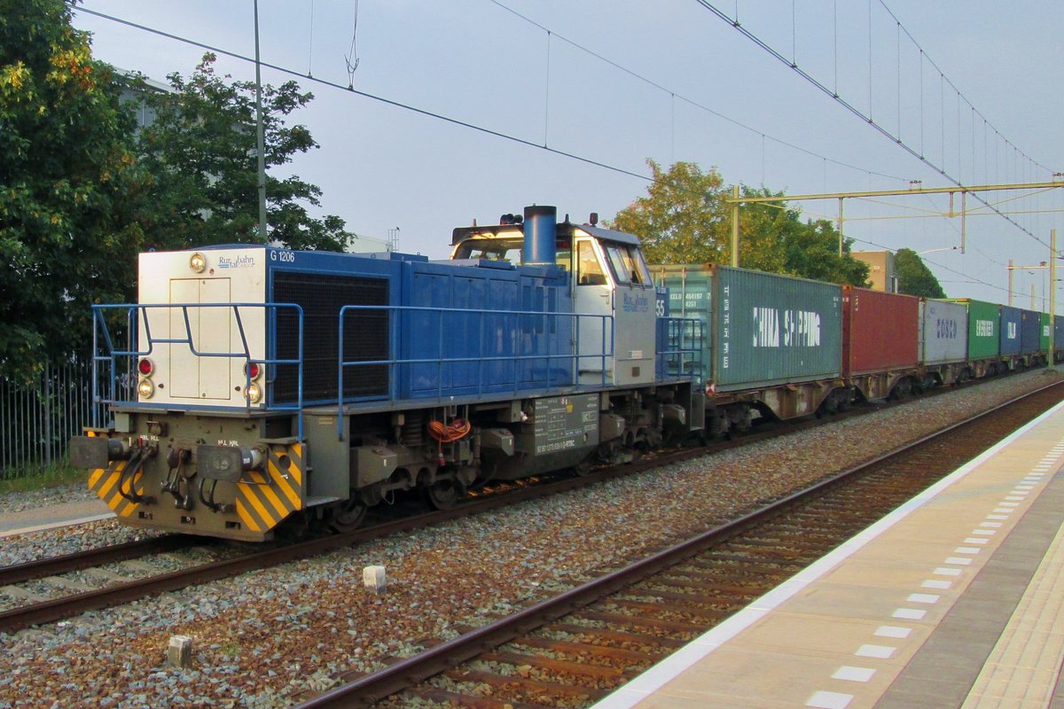 Am 16 Juli 2016 durchfahrt RTB V 155 Tilburg.