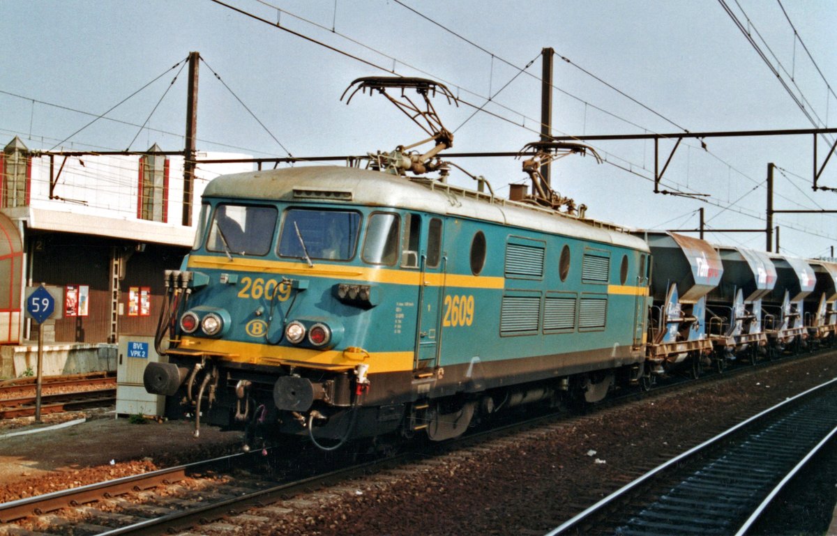 Am 16 Mai 2002 durchfahrt 2609 mit ein Schötterzug Antwerpen-Berchem. 