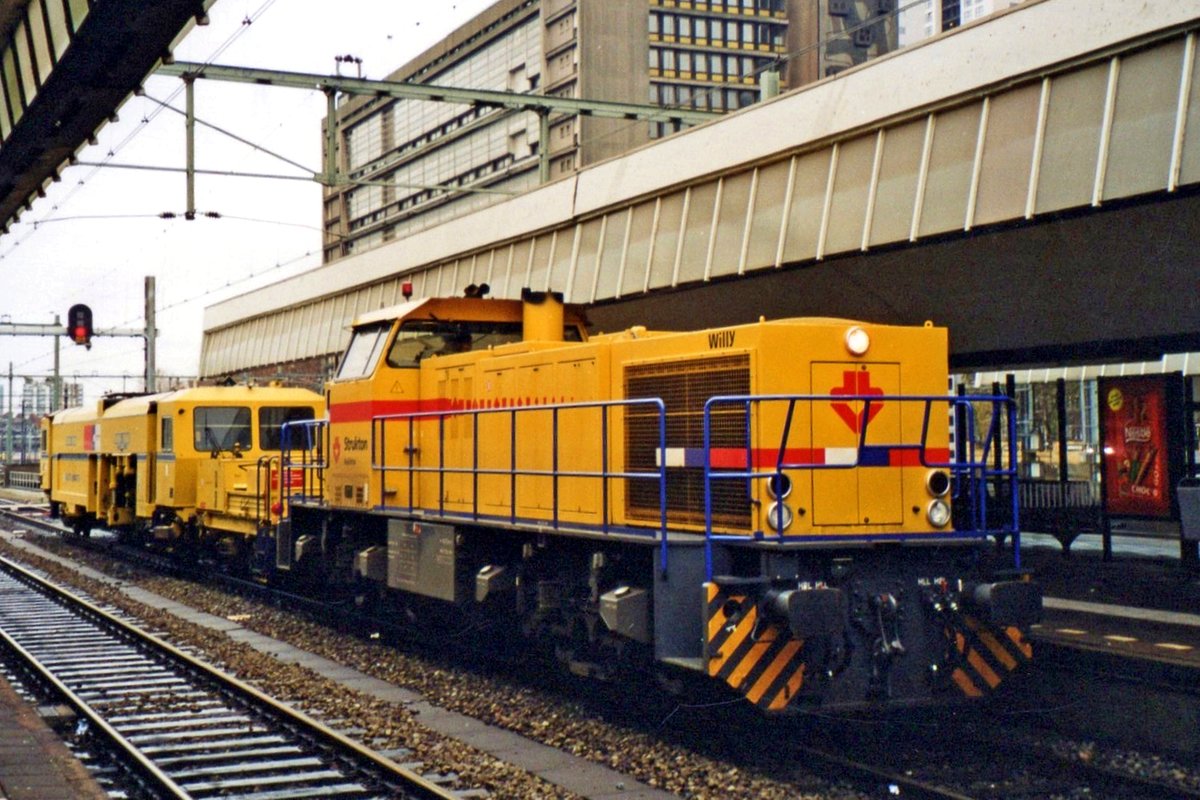 Am 16 November 2007 steht Strukton 303002 in Rotterdam Centraal.