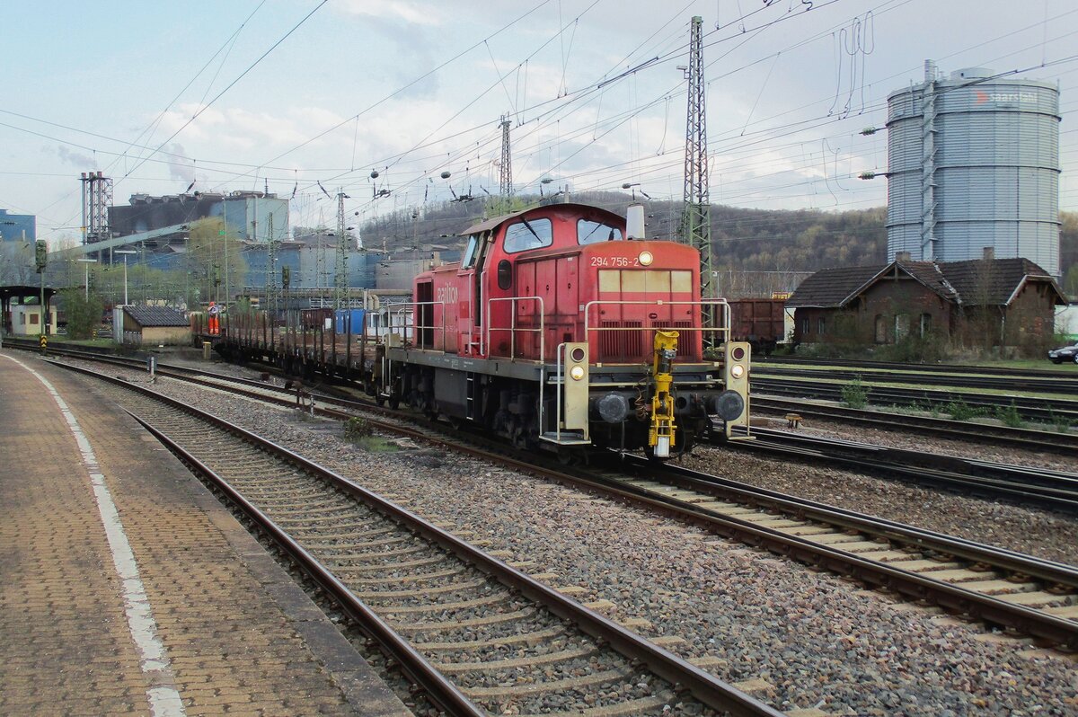Am 16 September 2011 schiebt 294 756 ein Stahlzug ins Hochofenaräal in Völklingen.