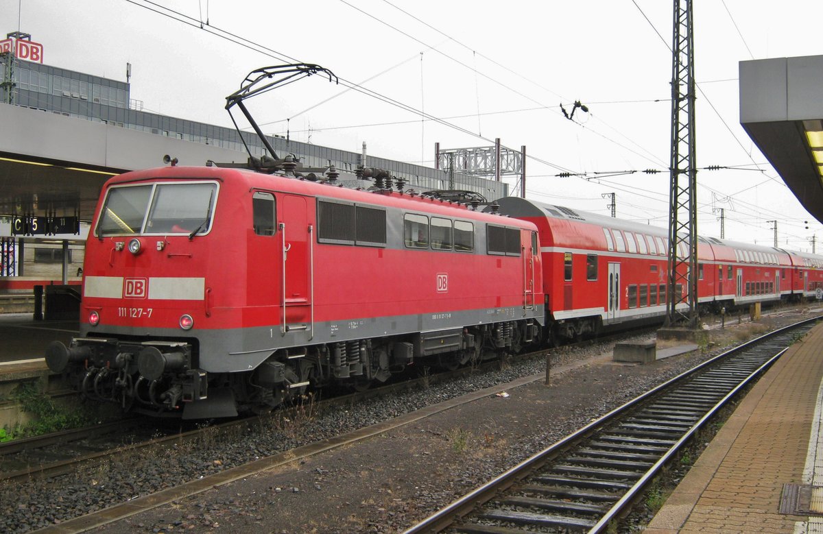 Am 16 September 2011 treft 111 127 in Saarbrücken Hbf ein. 