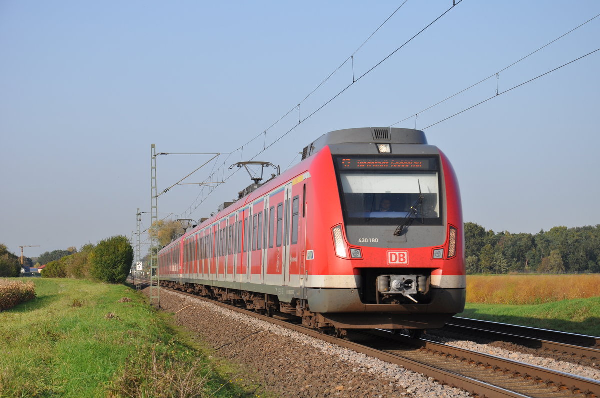 Am 16.10.17 war 430 180 als führendes Triebfahrzeug der S7 unterwegs und erreicht in Kürze den Haltepunkt Riedstadt-Wolfskehlen.