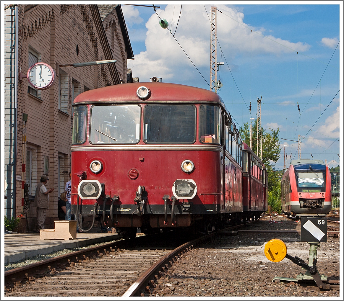 Am 17. und 18. August 2013 war Lokschuppenfest im Südwestfälische Eisenbahnmuseum in Siegen unteranderem wurden Schienenbus Pendelfahrten zwischen Siegen und Kreuztal angeboten, welche die Oberhessische Eisenbahnfreunde e.V. (OEF) mit einer Schienenbusgarnitur fuhr.

Hier steht am 17.08.2013 die Schienenbusgarnitur beim Museum wieder zur Abfahrt bereit.

Die Schienenbusgarnitur bestand (von vorne nach hinten) aus:

Steuerwagen 996 677-9 (65 80 0996 677 0 D-OEF), ex DB 996 677-1, ex DB 998 677-9, ex DB VS 98 077, dieser Steuerwagen wurde 1959 von Waggonfabrik Uerdingen gebaut. Zudem war hier das BW Siegen seine alte Heimat (zwischen dem 01.01.1982 und dem 18.08.1988).

Beiwagen 996 310-9 (95 80 0996 310-8 D-OEF), ex DB 996 310-9, ex DB 998 310-7, ex DB VB 98 2310, dieser Beiwagen wurde 1962 bei Rathgeber in München gebaut.

VT 98 829-7 (95 80 07 98 829-7 D-OEF), ex DB 798 829-8, ex DB VT 98 9829, dieser Triebwagen wurde 1962 bei MAN unter der Fabriknummer 146 611 gebaut.

Die Aufnahme entstand aus einem abgesicherten Bereich aus dem Südwestfälische Eisenbahnmuseum heraus. 