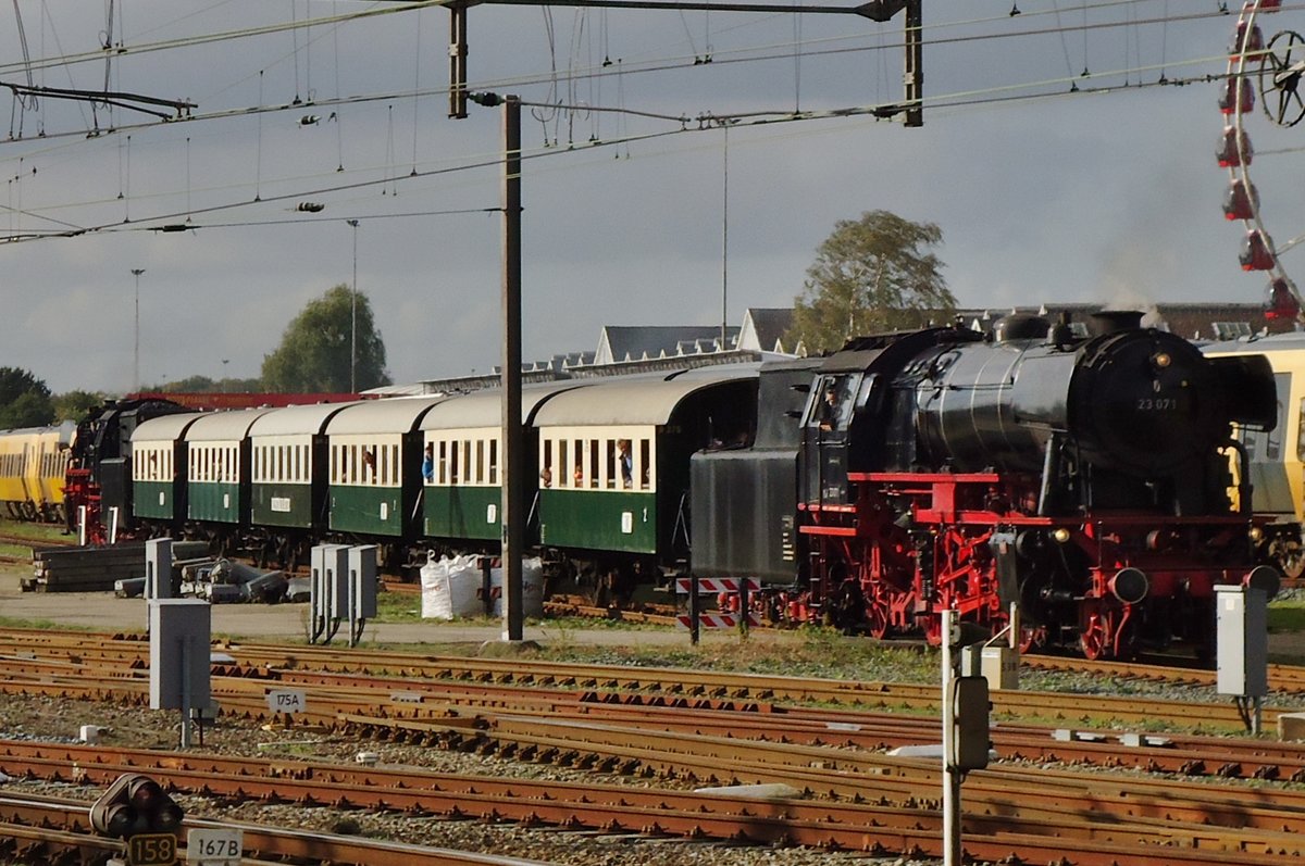 Am 17 Oktober 2014 pendelt 23 071 mit Dampfzug in Amersfoort.