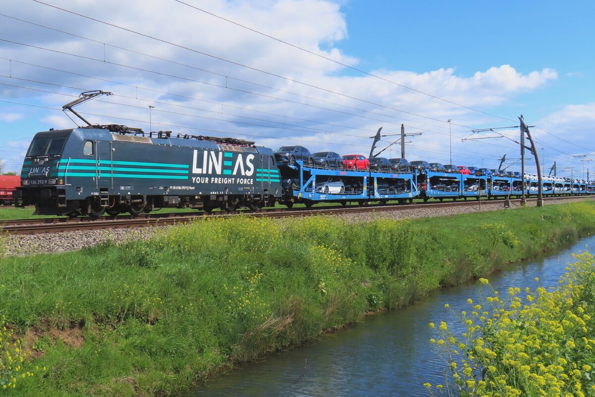 Am 18 April 2024 schleppt Lineas 186 292 ein PKW-Ganzzug durch Valburg.