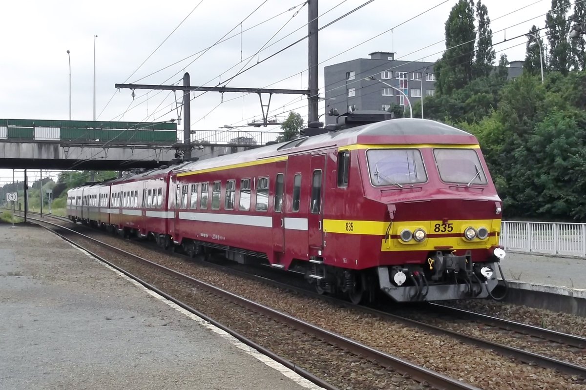 Am 18 Juni 2014 hlt NMBS 835 in Antwerpen-Noorderdokken.