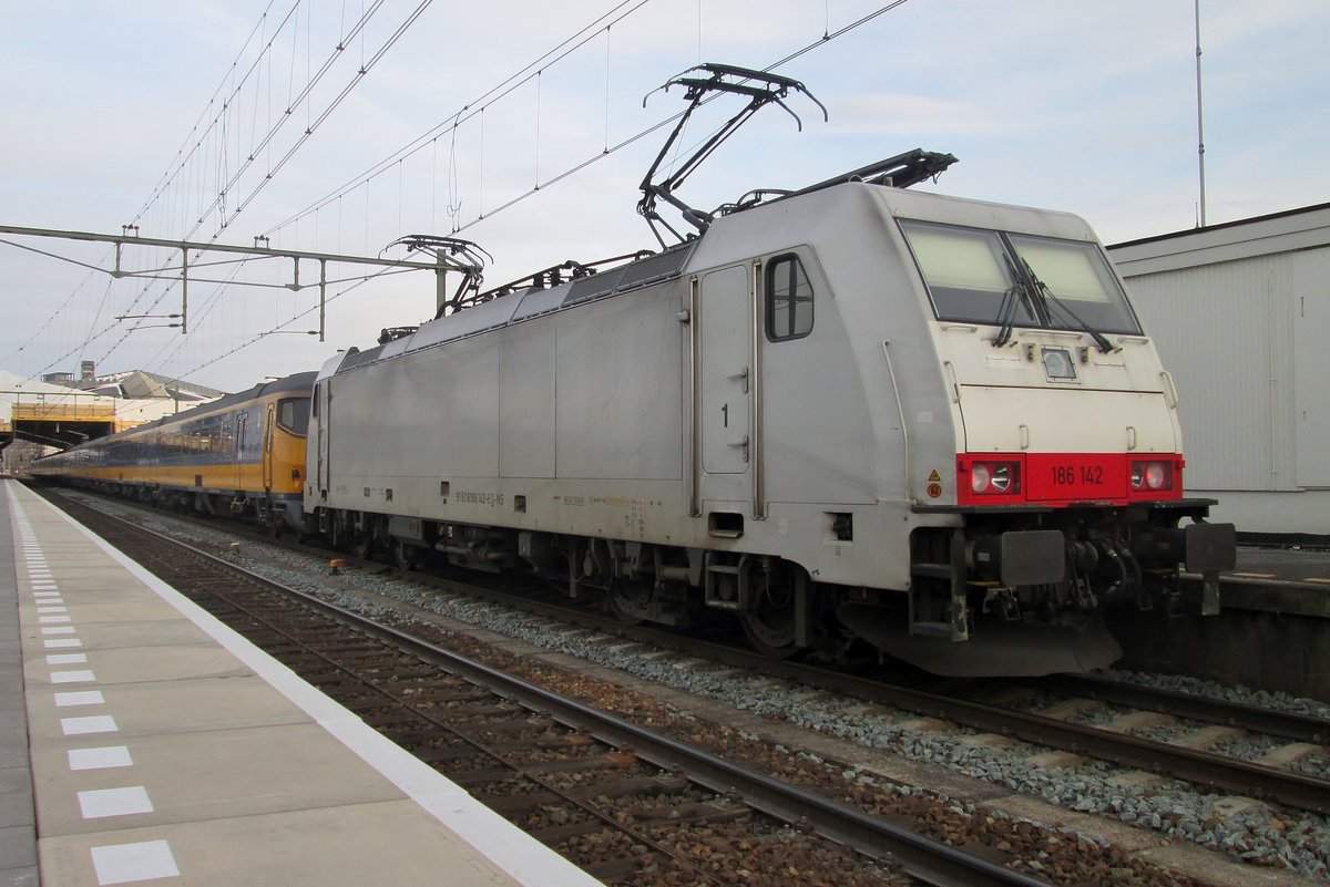 Am 18 Mrz 2018 steht 186 142 mit ein IC nach Eindhoven in Tilburg. 