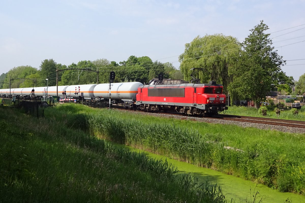 Am 18 Mai 2019 passiert ein Gaskesselwagenzug mit 1604 Dordrecht-Bezuydendijk.