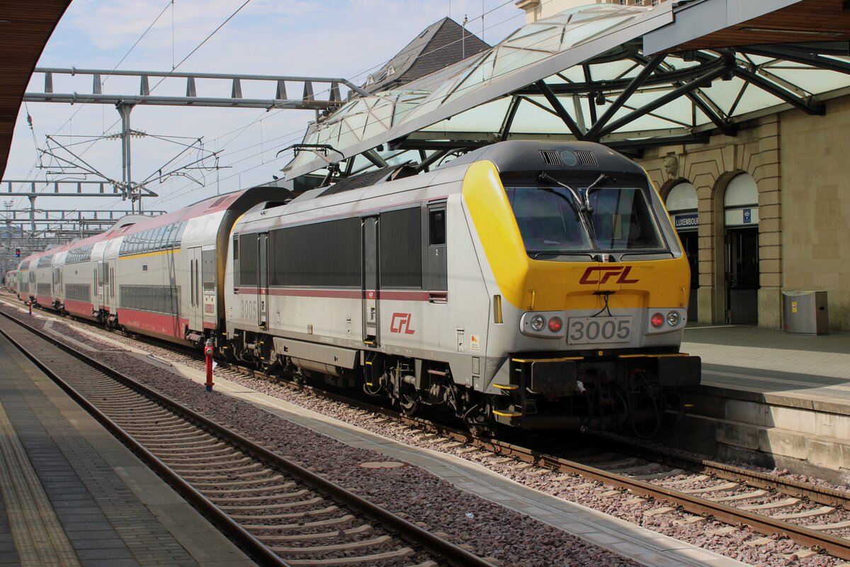 Am 19 Augustus 2023 steht 3005 mit ein DoSto Garnitur abfahrtbereit in Luxembourg gare.
