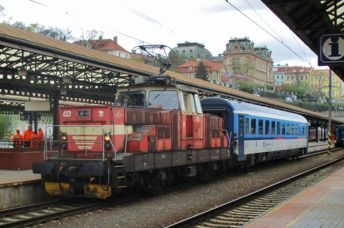 Am 2 Jänner 2017 rangiert 111 006 in Praha hl.n. 