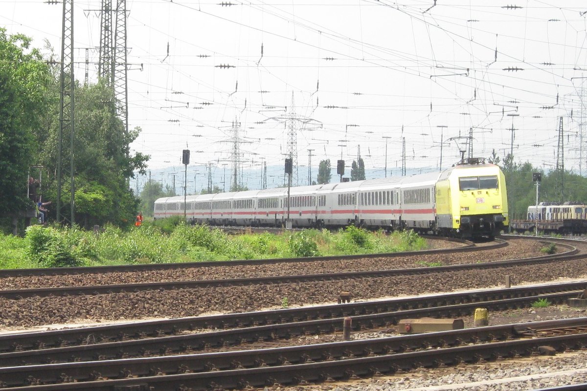 Am 2 Juni 2012 legt 101 013 sich in die Kurve bei Koblenz-Lützel und wird dort 'Dokumentiert . 