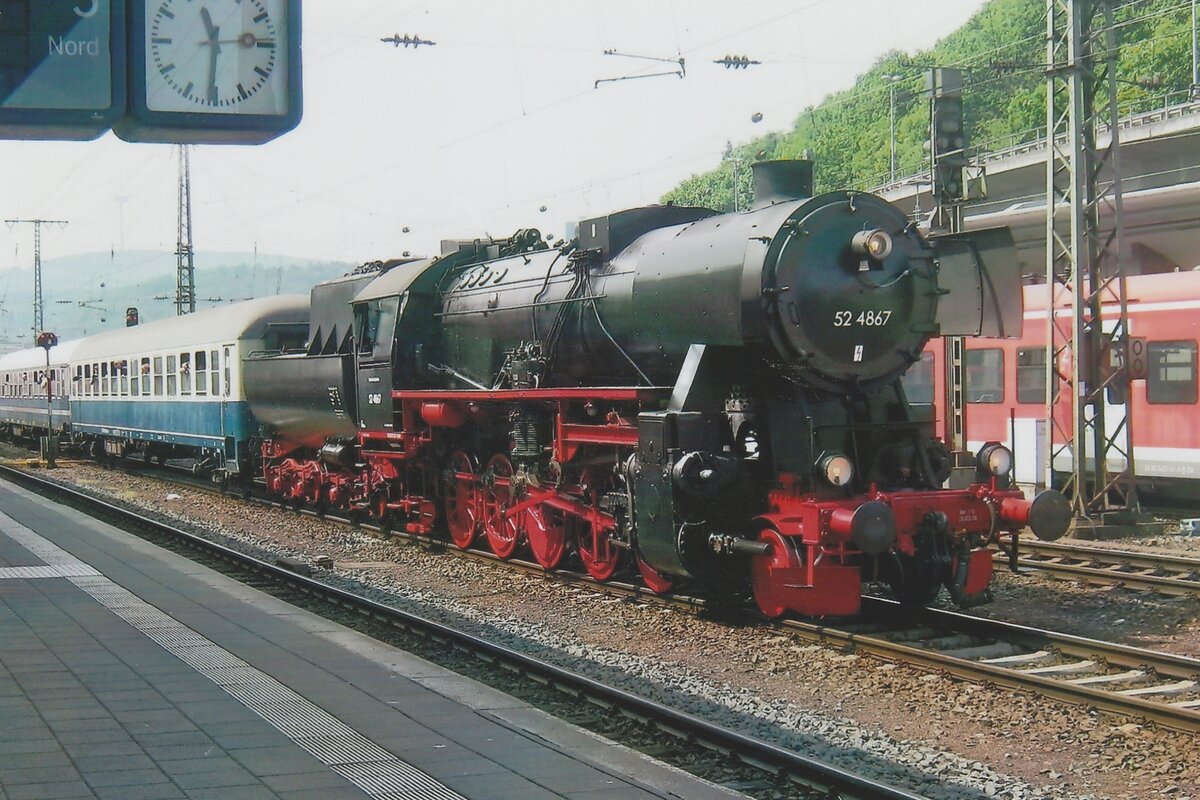Am 2 Juni 2012 treft der RHEINBLITZ mit 52 4867 in Koblenz Hbf ein.