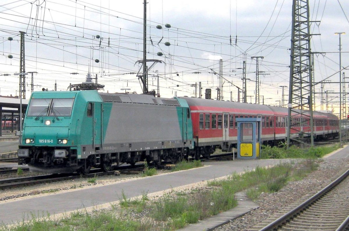 Am 2 Mai 2011 treft 185 616 mit ein S-Bahn in Nürnberg Hbf ein. Wegen verspäteter Zulassung der Reihe 442 kam es in Mai 2011 zum Noteinsätze von 185-Söldner und N-Wagen.