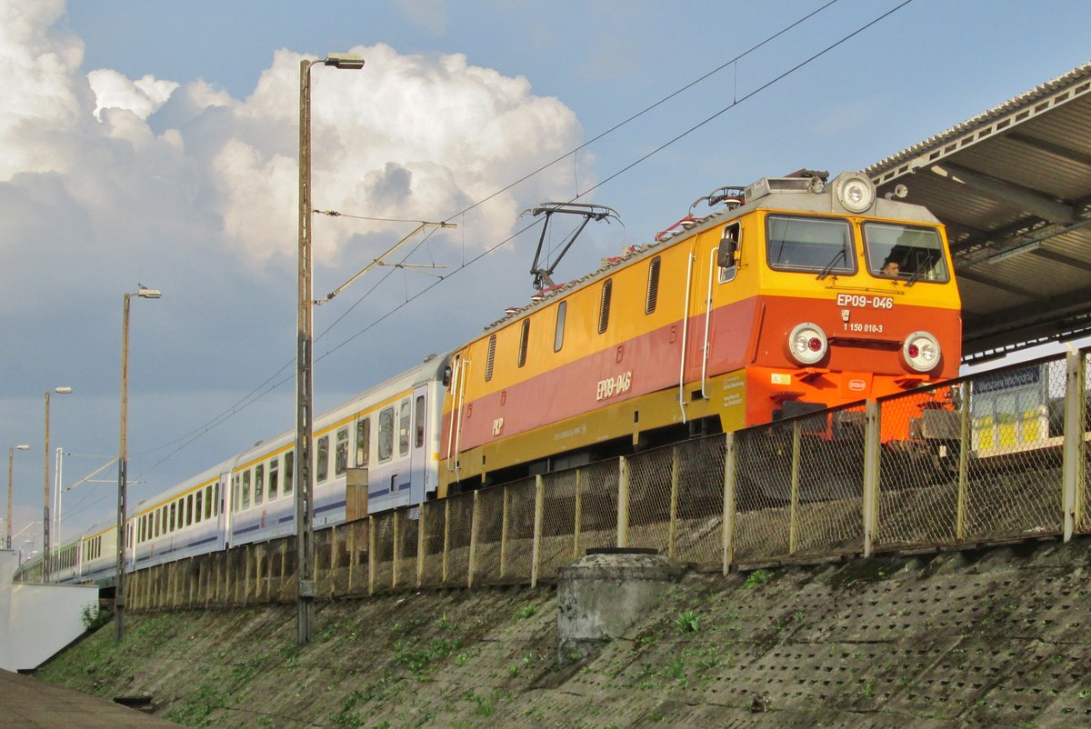 Am 2 Mai 2016 steht EP09-046 in Warszawa Wschodnia.