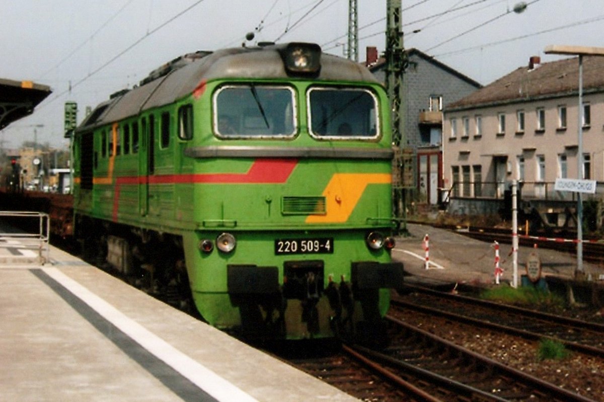 Am 2 November 1999 dönnert WAB 220 509 durch Solingen-Ohligs (heute Solingen Hbf). 