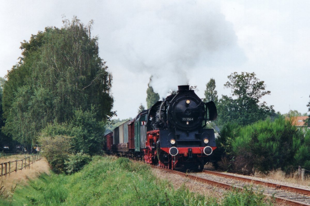 Am 2 September 2001 tüfft 50 3564 samt Fotoguterzug beiLoenen bei der VSM.