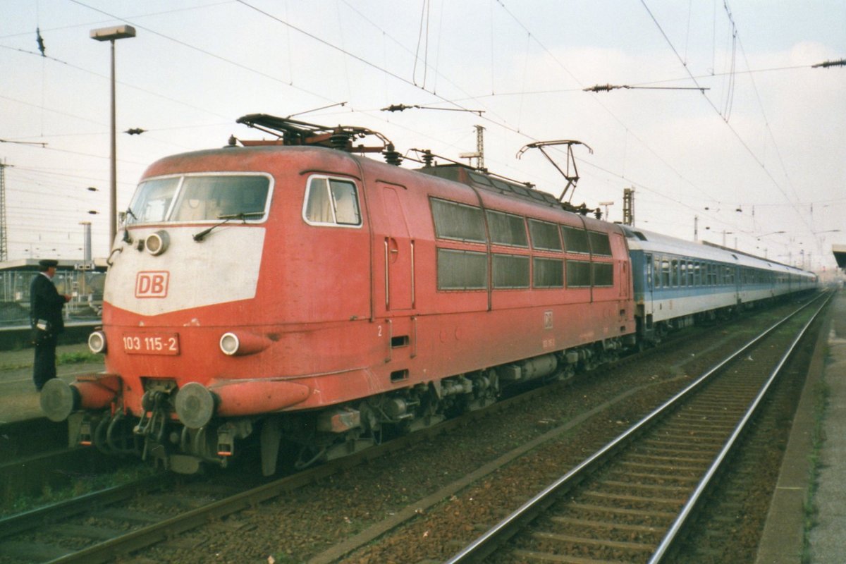 Am 20 Juli 1999 hält 103 115 mit ein IR nach Aachen in Hamm Pbf. 