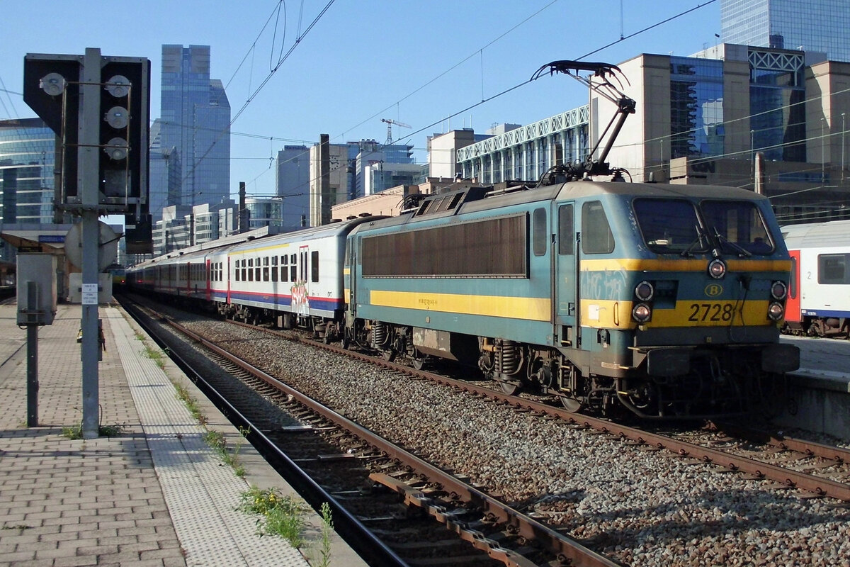 Am 20 September 2019 treft NMBS 2728 mit ein Schnellzug in Brussel Noord ein.