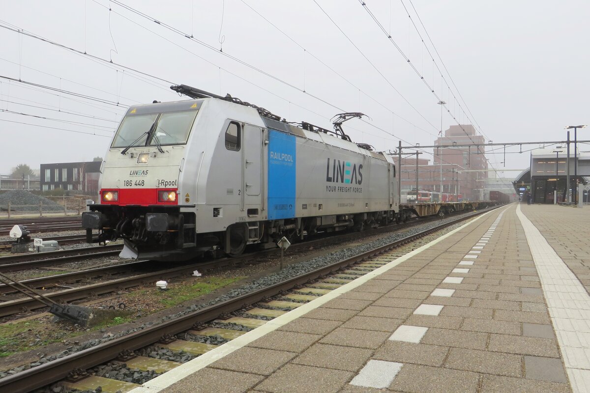 Am 21 Februar 2023 steht Lineas 186 448 mit der Volvo Containerzug in Amersfoort.